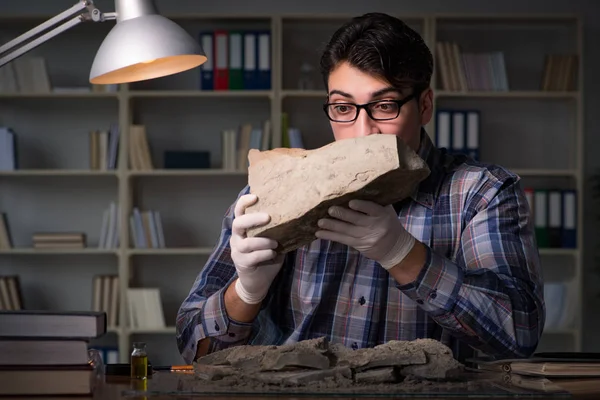 Archäologe arbeitet spät in der Nacht im Büro — Stockfoto