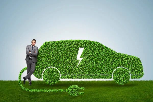Homme d'affaires dans le concept de voiture électrique verte — Photo