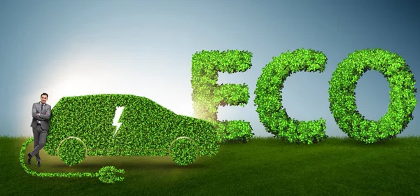 Бизнесмен в зеленой концепции электромобиля — стоковое фото