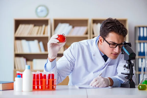 Scientist working on organic fruits and vegetables — Stock Photo, Image