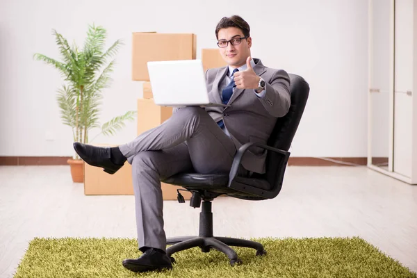 Ül a széken, hivatalban üzletember — Stock Fotó
