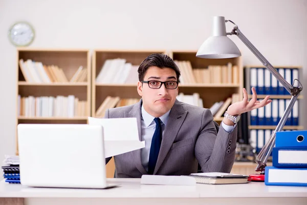 Geschäftsmann erhält Briefumschlag im Amt — Stockfoto