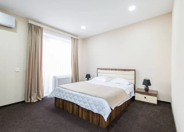 Nette slaapkamer interieur in grijs en bruin tinten — Stockfoto ... Nette slaapkamer interieur in grijs en bruin tinten — Stockfoto ...