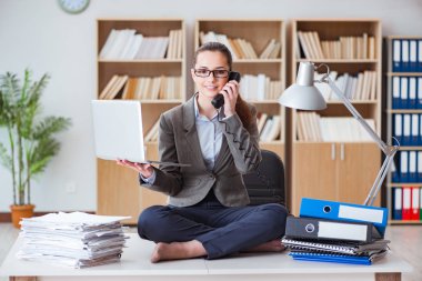 Ofisteki masada oturan kızgın iş kadını.
