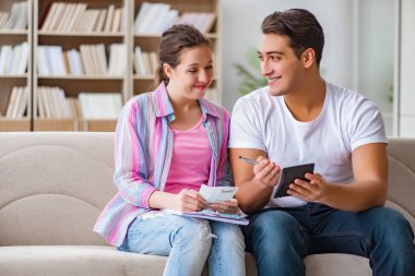 Genç aile aile aile mali durumunu tartışıyor