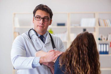 Travmatolog hastayla ilgileniyor.