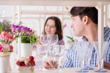 Genç aile dükkandan alışveriş yapıyor.