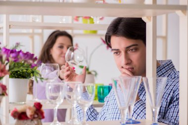 Genç aile dükkandan alışveriş yapıyor.