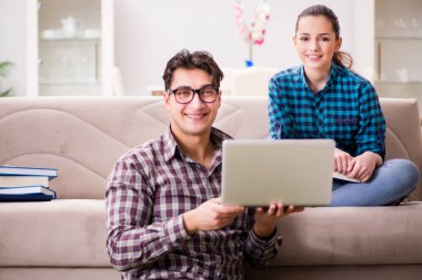 Üniversite sınavlarına hazırlanan öğrenciler