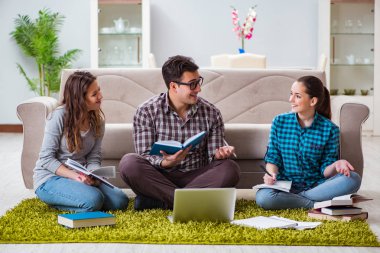 Üniversite sınavlarına hazırlanan öğrenciler