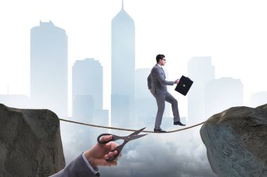 İş adamı ip cambazının altında ipi kestim.