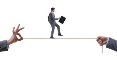 İş kavramı içinde sıkı ip üzerinde yürüyen işadamı