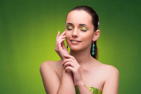 Mujer joven en concepto de belleza sobre fondo verde —  Fotos de Stock