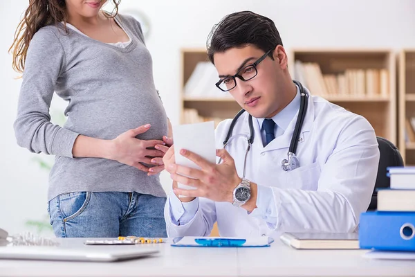 Mulher grávida visitante médico para consulta — Fotografia de Stock