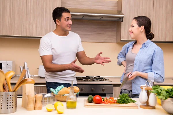 Jovem família na cozinha — Fotografia de Stock