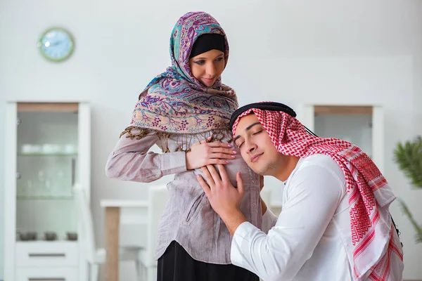 Jeune famille musulmane arabe avec femme enceinte qui attend un bébé — Photo