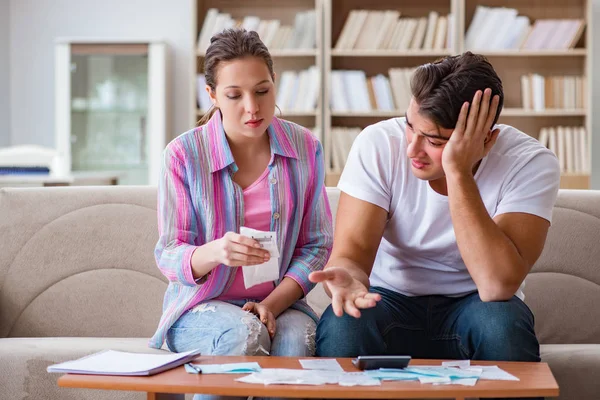 Ung familj diskuterar familjens ekonomi — Stockfoto