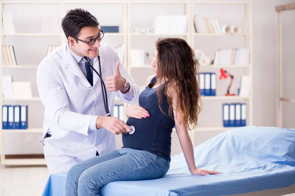 Medico esaminando paziente donna incinta — Foto Stock