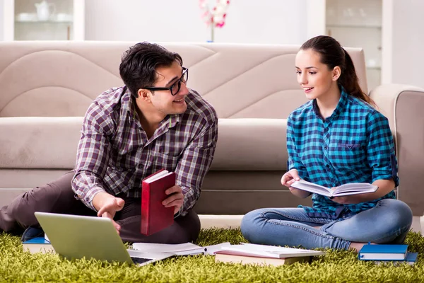 Estudiantes preparándose para exámenes universitarios — Foto de Stock