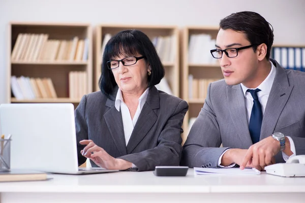 Geschäftspaar diskutiert im Büro — Stockfoto