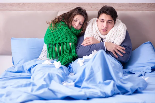 Zieke vrouw en man in bed in huis — Stockfoto