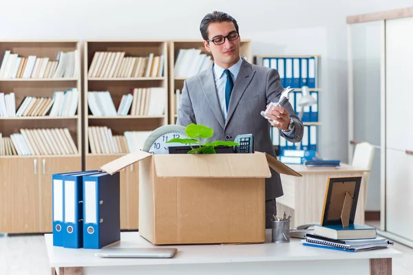 Homme déménageant bureau avec boîte et ses effets personnels — Photo