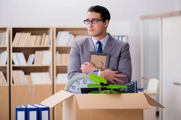 Homme déménageant bureau avec boîte et ses effets personnels — Photo