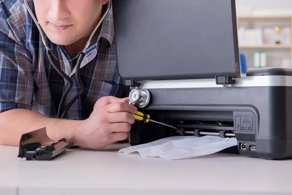 Reparatör som reparerar trasig färgskrivare — Stockfoto