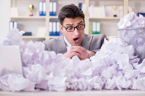 Biznesmen w koncepcji recyklingu papieru w biurze — Zdjęcie stockowe
