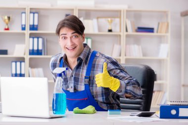 Ofiste çalışan erkek temizlikçi.