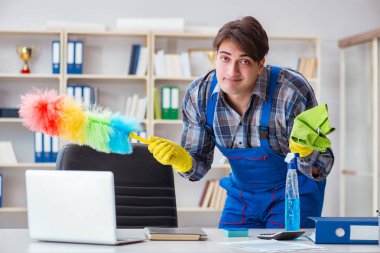 Ofiste çalışan erkek temizlikçi.