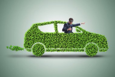 Yeşil elektrikli araba konseptinde iş adamı
