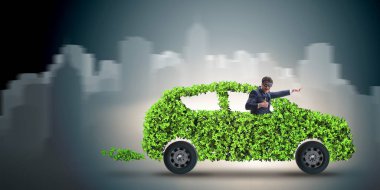 Yeşil elektrikli araba konseptinde iş adamı