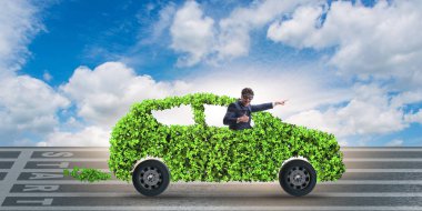 Yeşil elektrikli araba konseptinde iş adamı