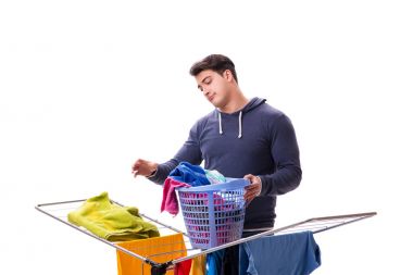 Çamaşır yıkayan koca beyaz tenli.