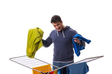 Çamaşır yıkayan koca beyaz tenli.