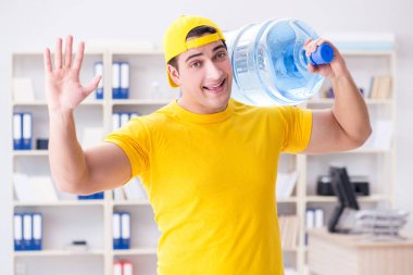 Ofise su getiren adam.