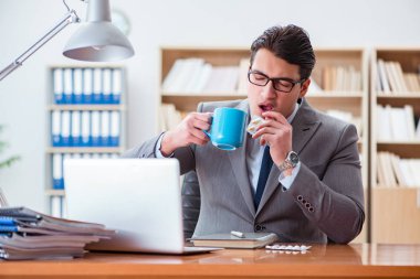 Ofisteki hasta iş adamı.