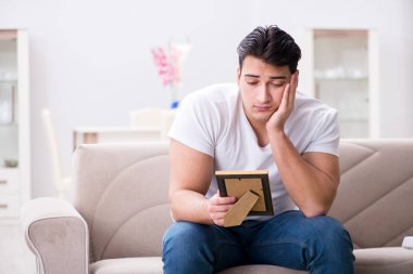 Üzgün Aziz Sevgililer Günü konsepti içinde genç bir adam