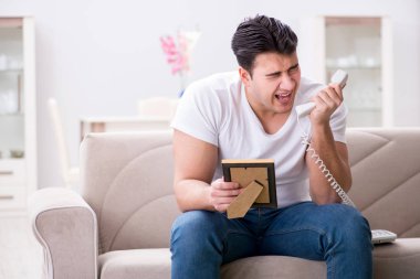 Üzgün Aziz Sevgililer Günü konsepti içinde genç bir adam