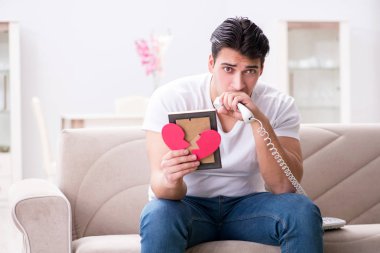 Üzgün Aziz Sevgililer Günü konsepti içinde genç bir adam