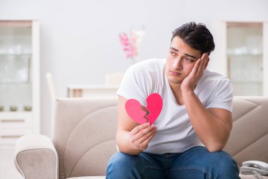 Üzgün Aziz Sevgililer Günü konsepti içinde genç bir adam