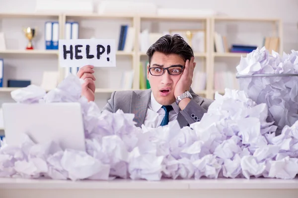 Empresario en concepto de reciclaje de papel en la oficina — Foto de Stock