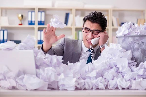 Biznesmen w koncepcji recyklingu papieru w biurze — Zdjęcie stockowe