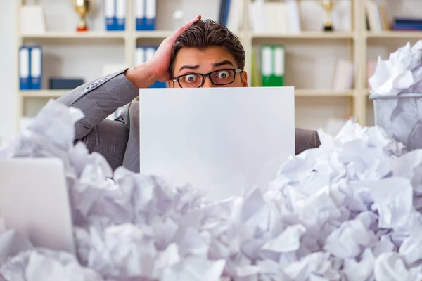 Empresário no conceito de reciclagem de papel no escritório — Fotografia de Stock