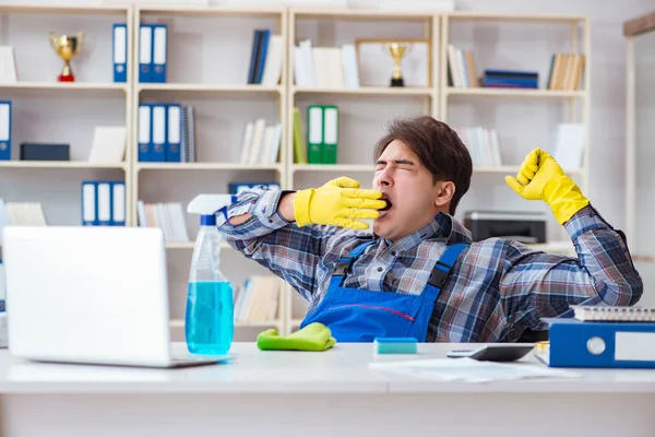 Manlig städare arbetar på kontoret — Stockfoto