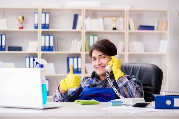 Männlich cleaner working im die büro — Stockfoto