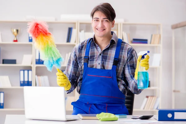 Mannelijke schoonmaker werkt in het kantoor — Stockfoto