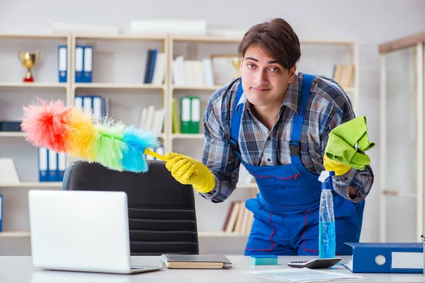 Ofiste çalışan erkek temizlikçi.