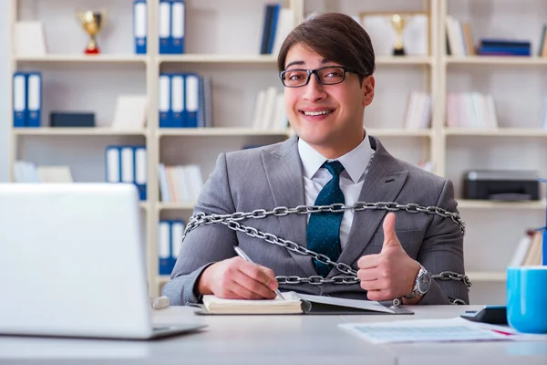 Бизнесмен привязан цепями к своей работе — стоковое фото